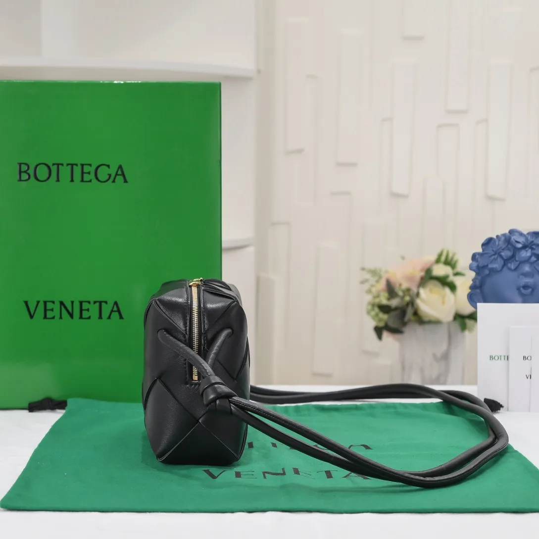 Batch 1360 #BV New Cassette camera bag📷Classic sheepskin woven material, matte texture, soft and delicate, high-end fashionable and unobtrusive. Clever handwork makes its structure very three-dimensional, so it also brings a large capacity, the bag body is very simple and attractive, giving everyone a fashionable and interesting visual experience. Zipper opening and closing, practical, lightweight when carried on the body, and the upper body has an American feel and is a bit playful and cute [Hey ha] Size: 22x14x10, Model: 6600#